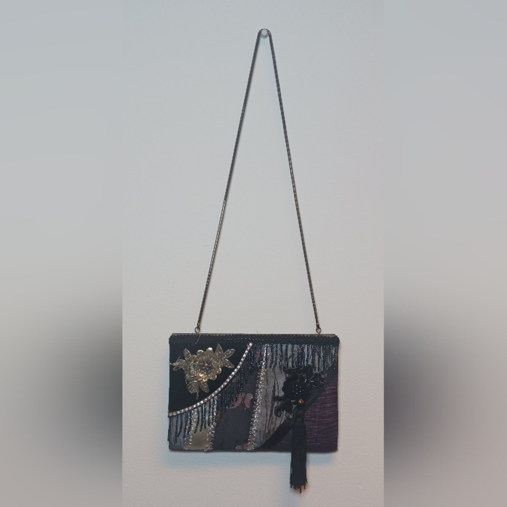 Elegant clutch-style handbag